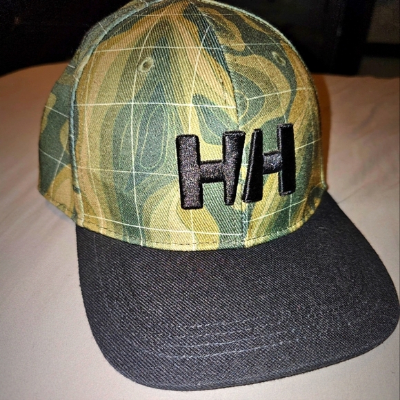 Helly Hansen Hat with an adjustable snap back - Picture 1 of 6
